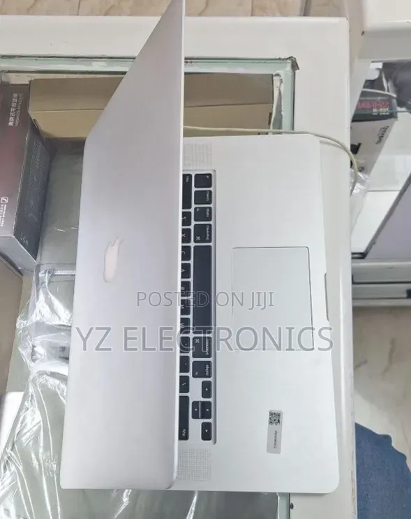 New Laptop Apple MacBook 2015 16GB Intel Core i7 SSD 256GB