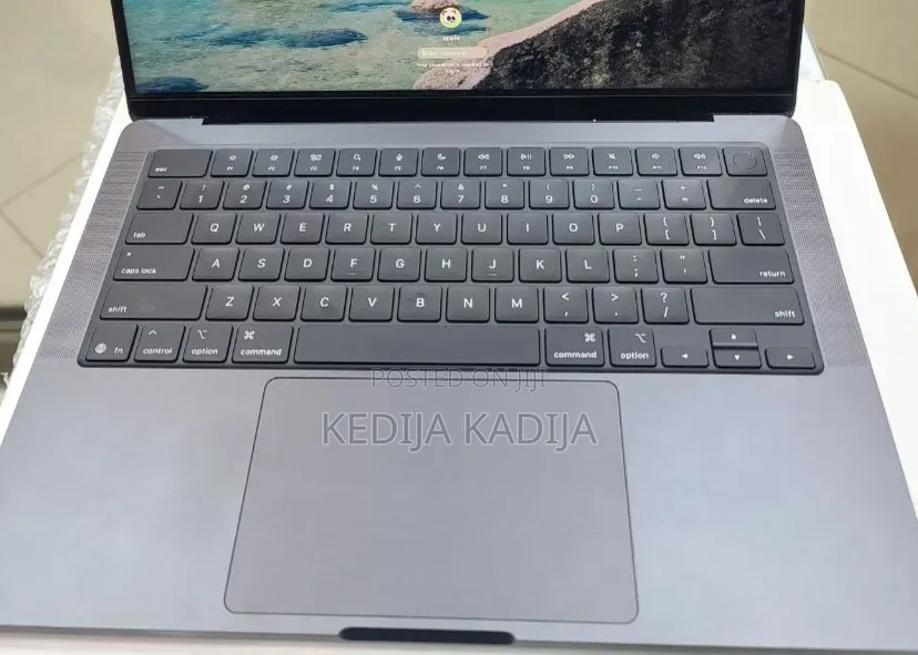 New Laptop Apple MacBook Pro 16GB Intel Core i7 SSD 512GB