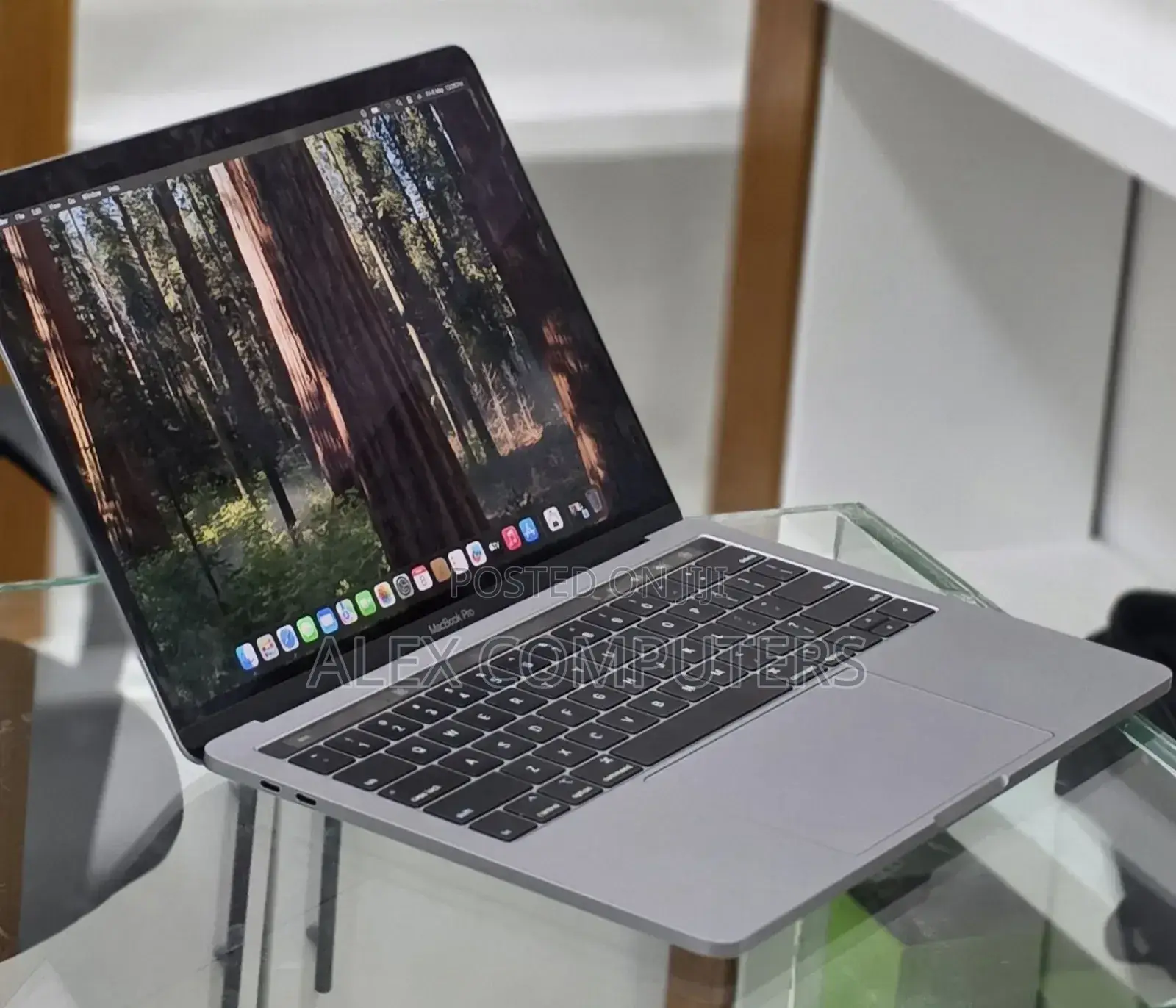 New Laptop Apple MacBook Pro 2019 16GB Intel Core i7 SSD 256GB