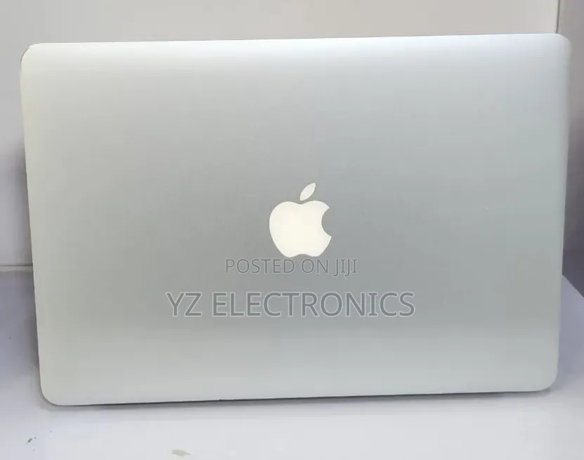 New Laptop Apple MacBook Pro 2017 8GB Intel Core i7 SSD 256GB