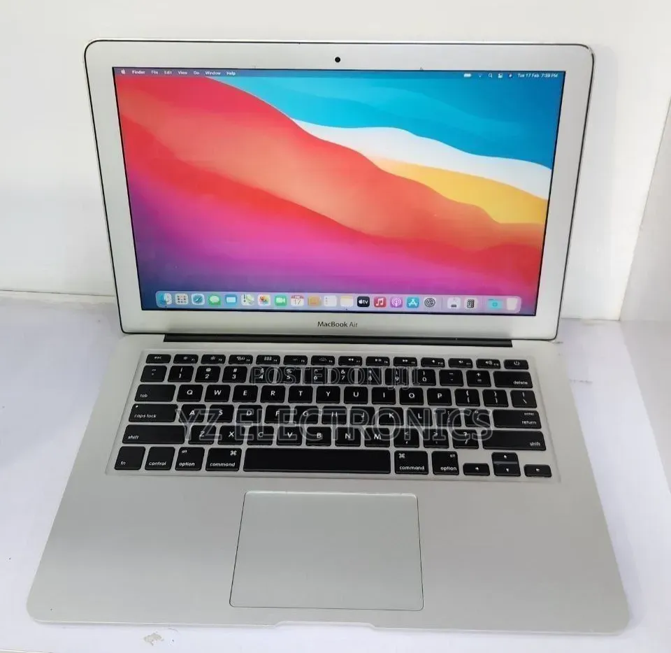 New Laptop Apple MacBook Pro 2017 8GB Intel Core i7 SSD 256GB