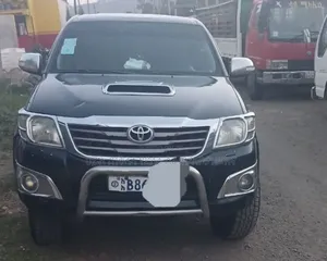 Toyota Hilux 2012 Maroon