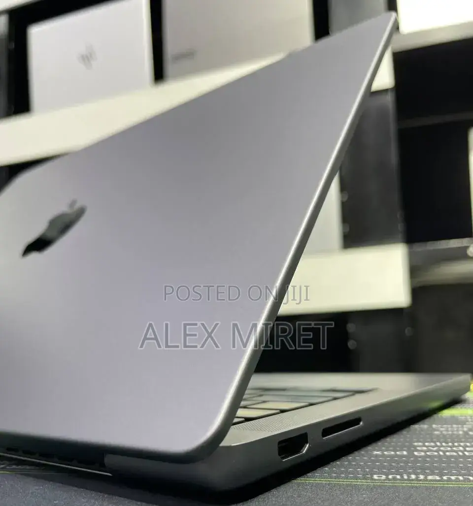 New Laptop Apple MacBook 8GB Apple M3 SSD 512GB