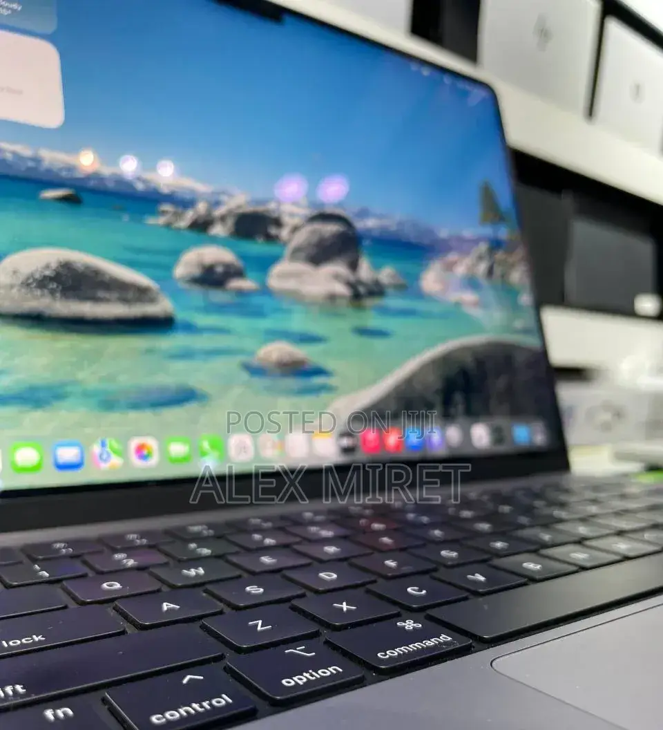 New Laptop Apple MacBook 8GB Apple M3 SSD 512GB