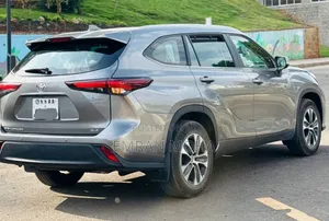 Toyota Highlander Hybrid 2025 Silver