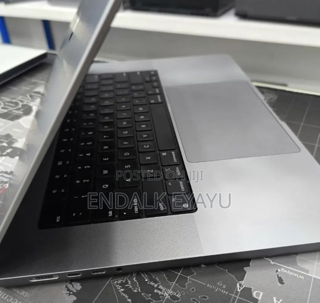 New Laptop Apple MacBook 32GB Apple M1 Max SSD 1T