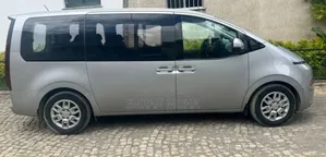 Hyundai Staria 2023 Silver