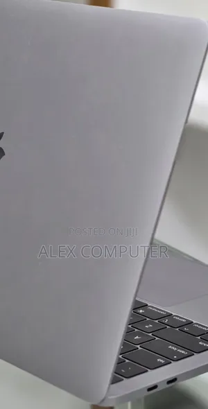 New Laptop Apple MacBook Pro 2017 16GB Intel Core i7 SSD 256GB