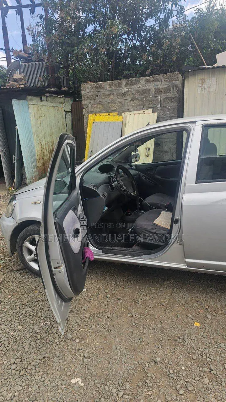 Toyota Vitz 2001 Silver