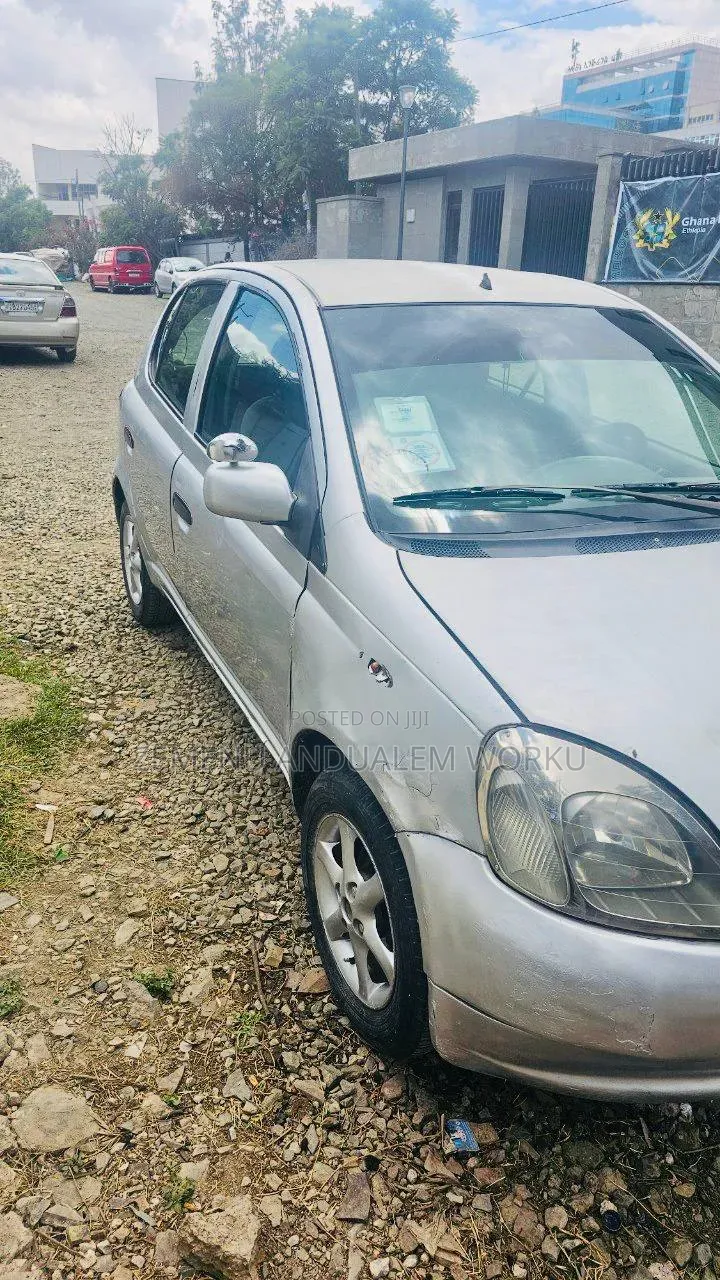 Toyota Vitz 2001 Silver