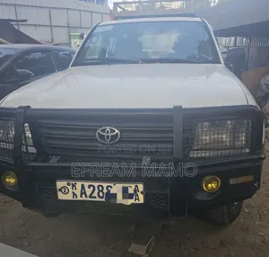 Toyota Land Cruiser 2005 White