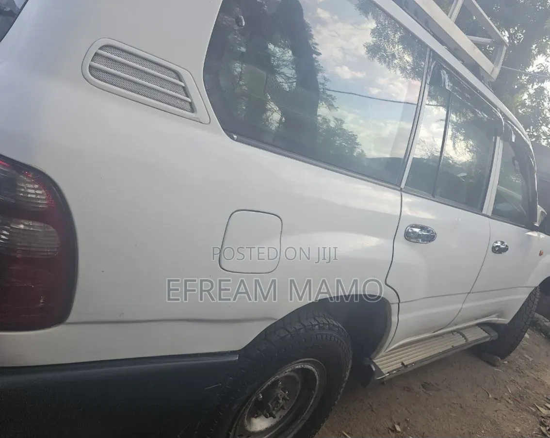 Toyota Land Cruiser 2005 White