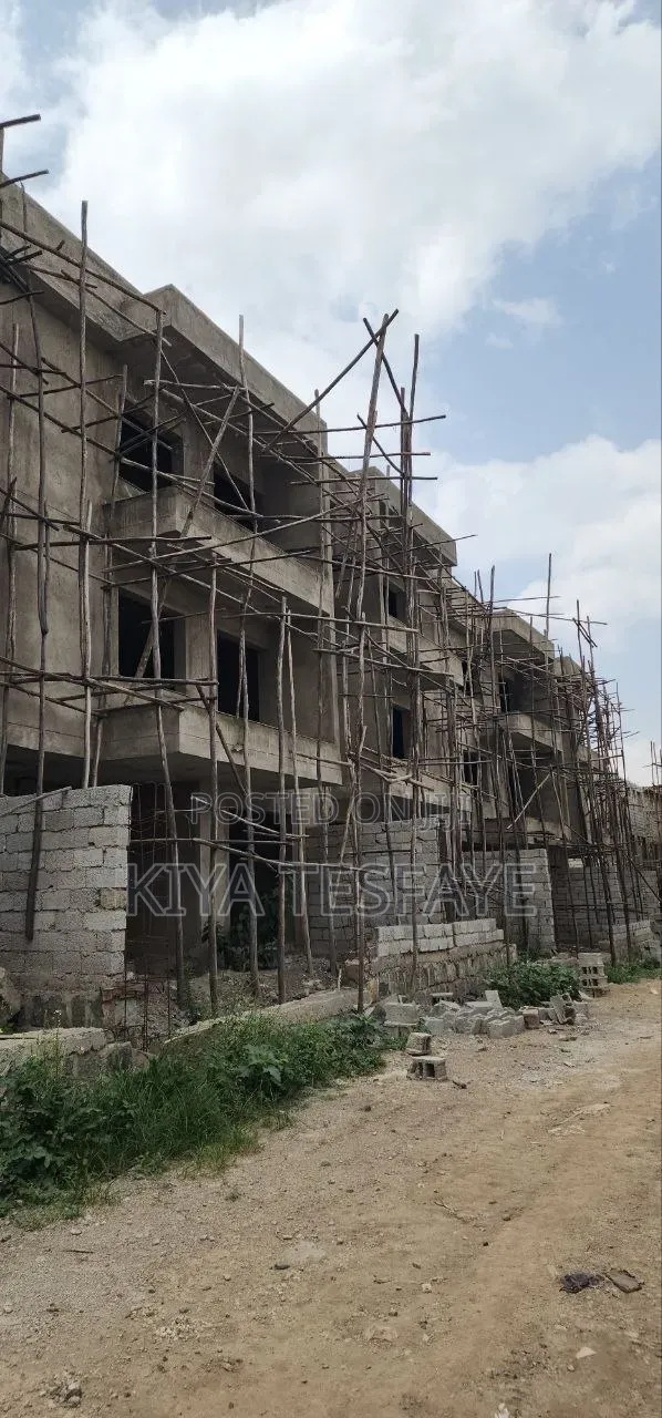3bdrm Villa in ጀሞ2, Gullele for sale