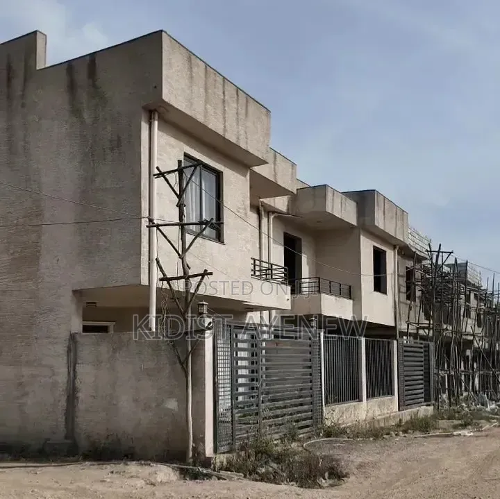 6bdrm Villa in ቅድስት አየነው, Nifas Silk-Lafto for sale