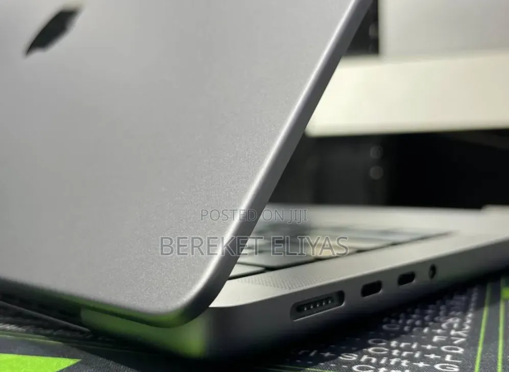 New Laptop Apple MacBook Pro 2024 M3 8GB Apple M3 SSD 512GB