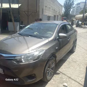 Toyota Yaris 2015 Gold