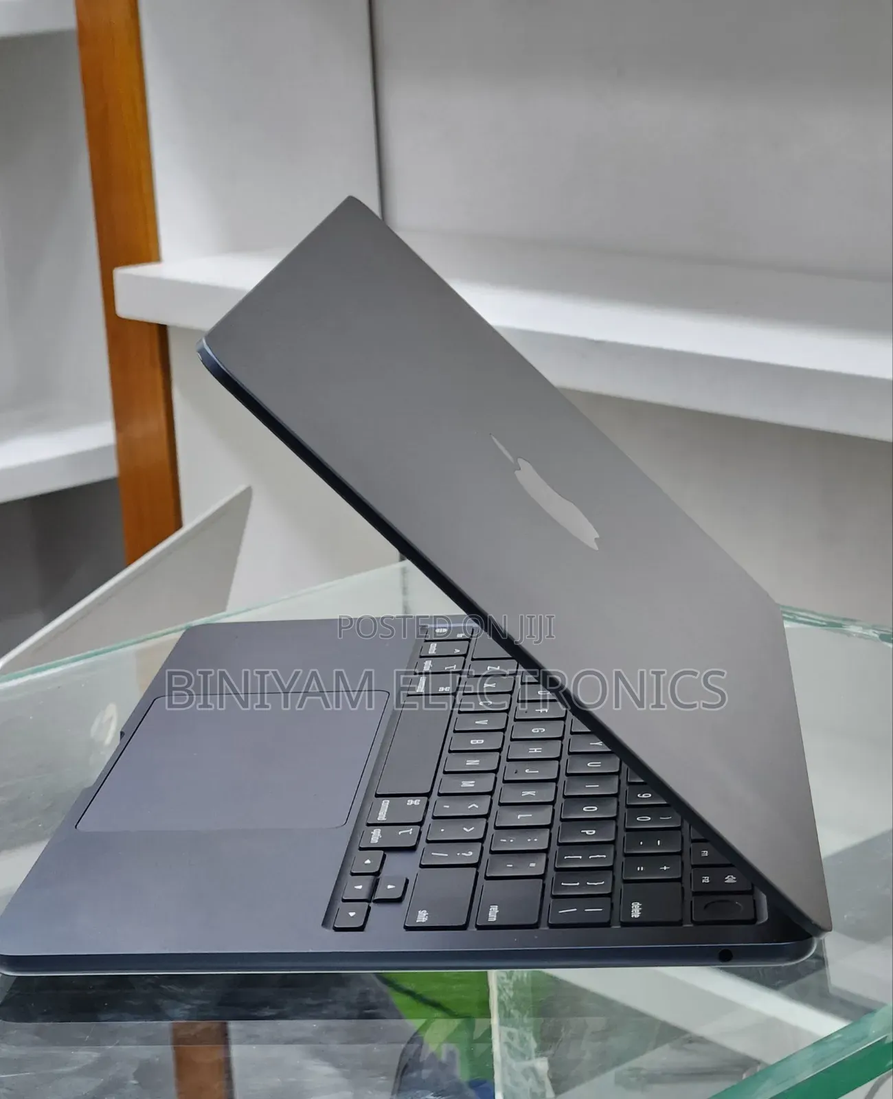 New Laptop Apple MacBook Air 2024 M3 16GB Apple M3 SSD 512GB