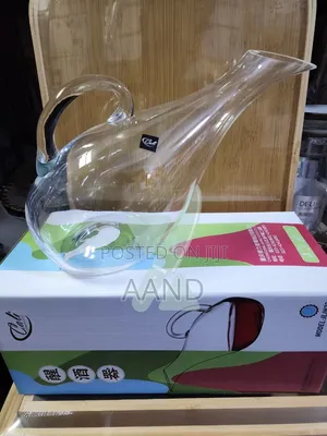 Luxury Crystal-Clear Glass Wine Decanter / Beverage Carafe