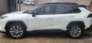 Toyota RAV4 2021 White