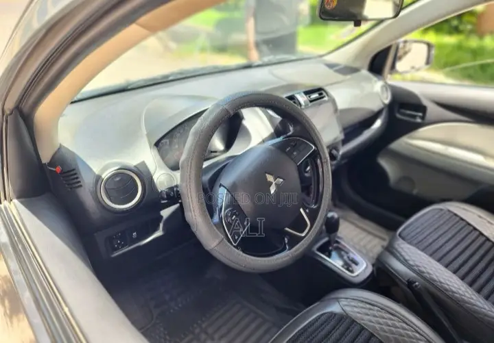 Mitsubishi Attrage 2022 Silver