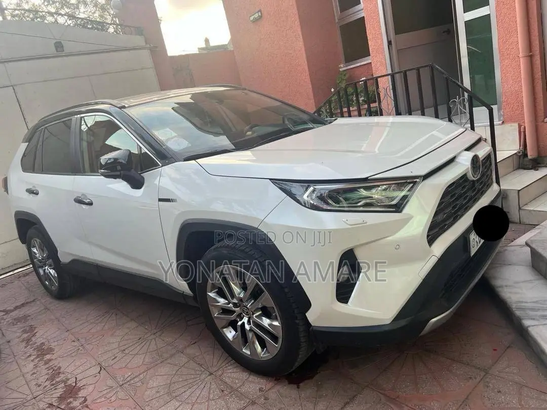 Toyota RAV4 2021 White