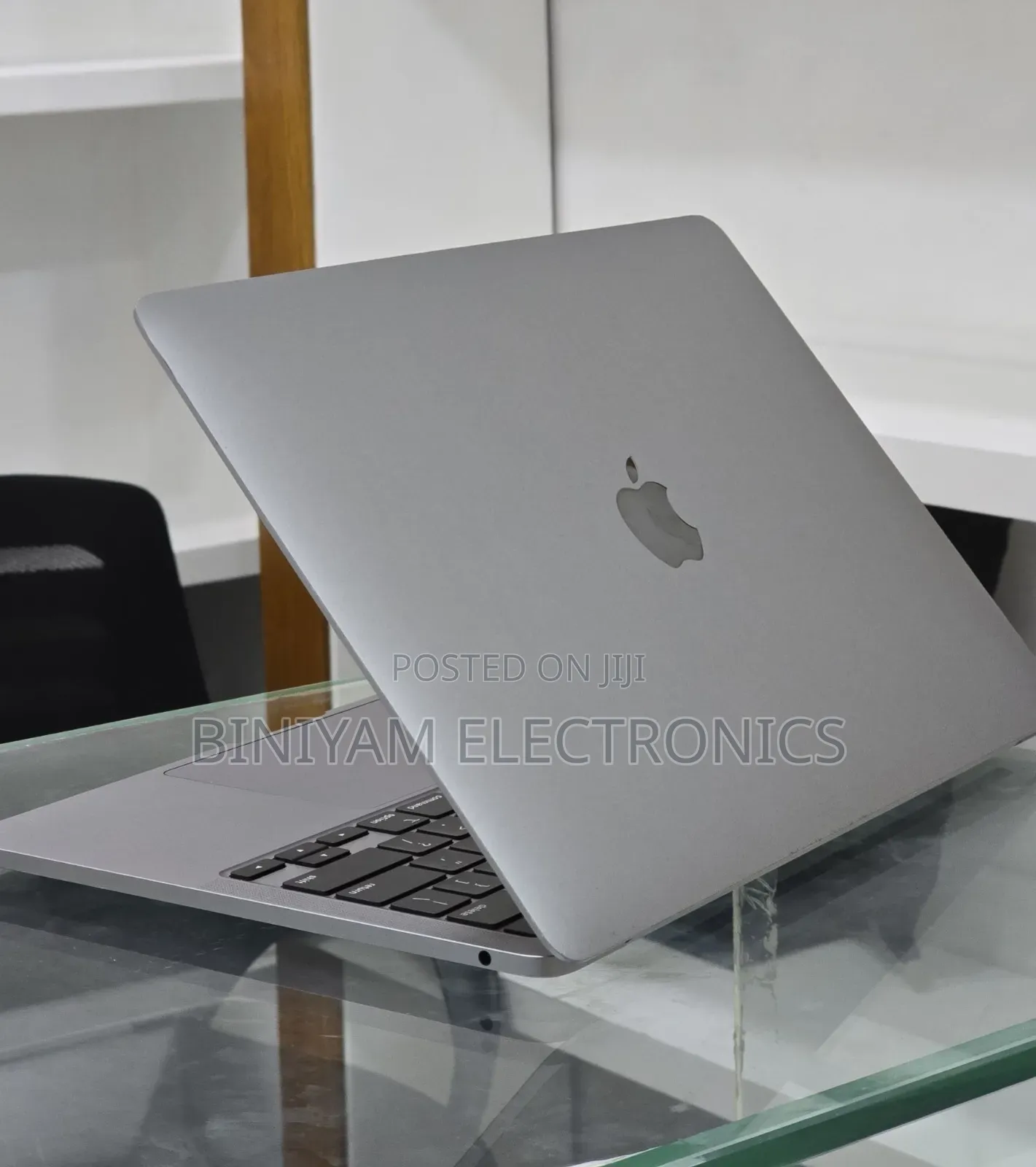 New Laptop Apple MacBook Pro 2020 M1 8GB Apple M1 Pro SSD 512GB