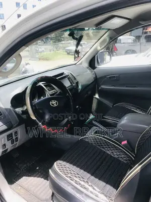 Toyota Hilux 2006 Gold