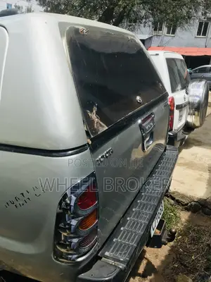 Toyota Hilux 2006 Gold