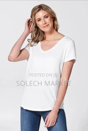 Uniqlo Airism v-Neck Short-Sleeve T-Shirt.