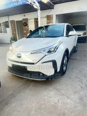 Toyota C-HR XLE 2022 White