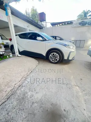 Toyota C-HR XLE 2022 White