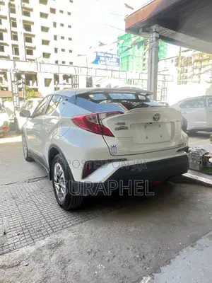 Toyota C-HR XLE 2022 White