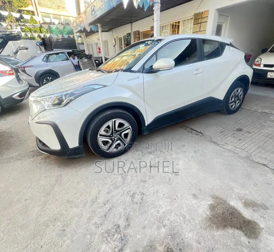 Toyota C-HR XLE 2022 White