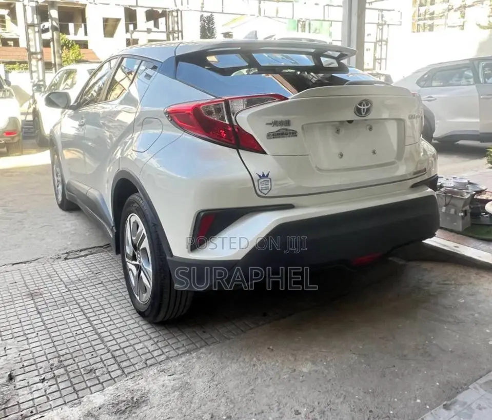 Toyota C-HR XLE 2022 White