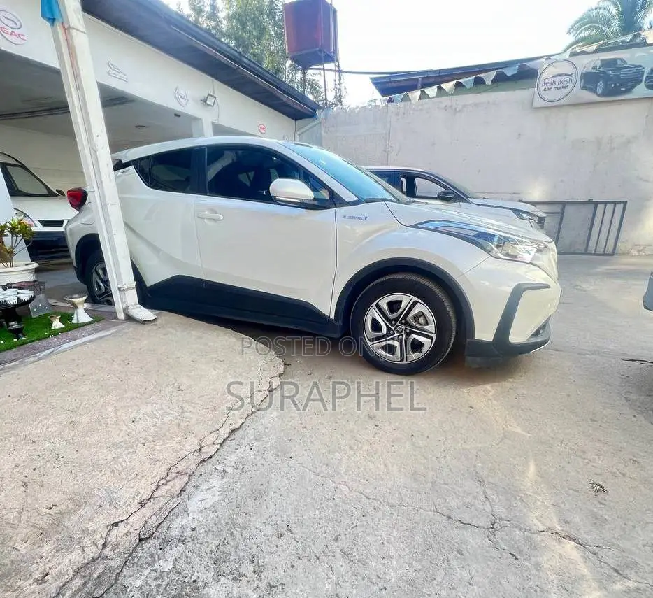 Toyota C-HR XLE 2022 White