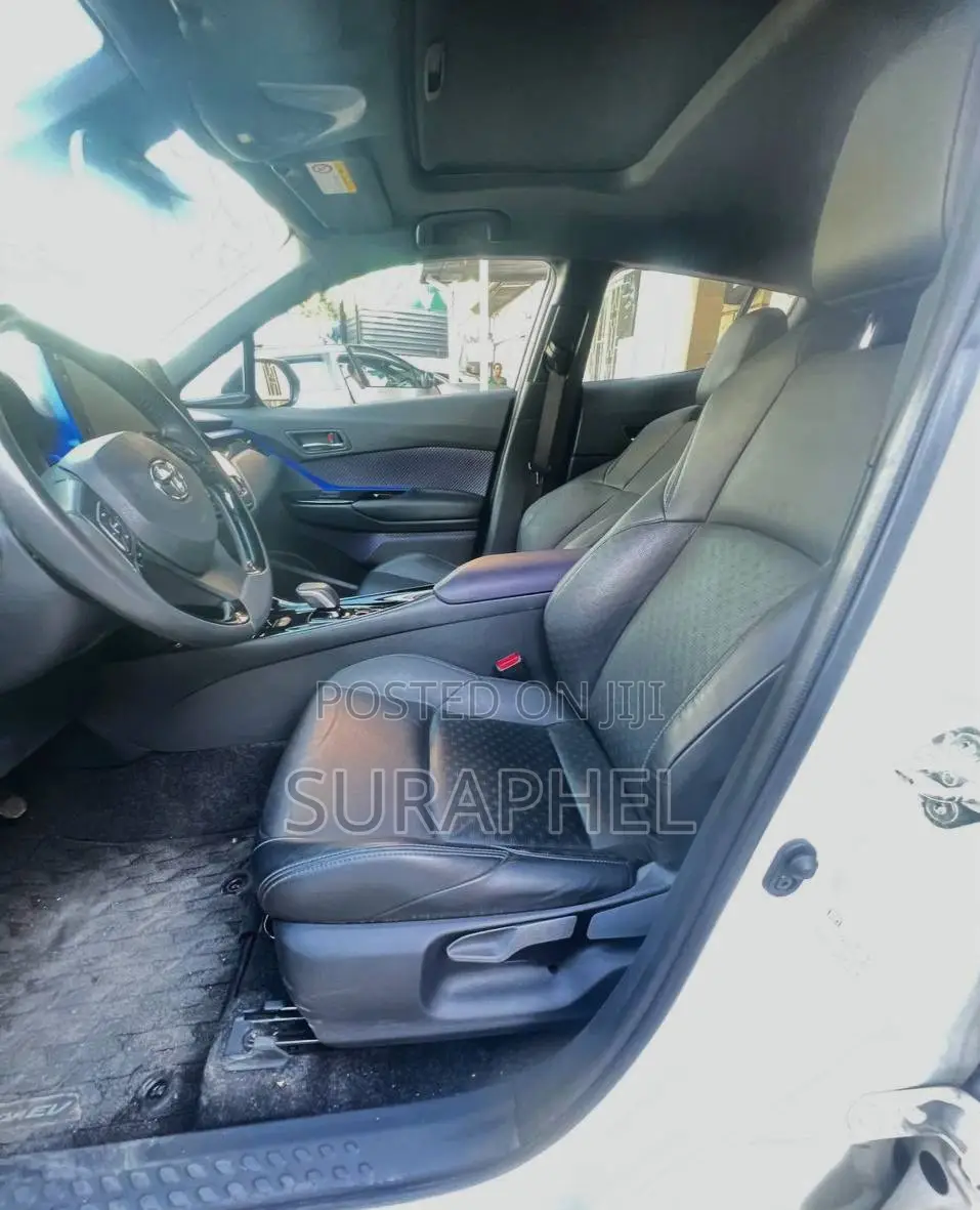 Toyota C-HR XLE 2022 White