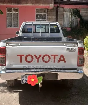 Toyota Hilux 2011 White