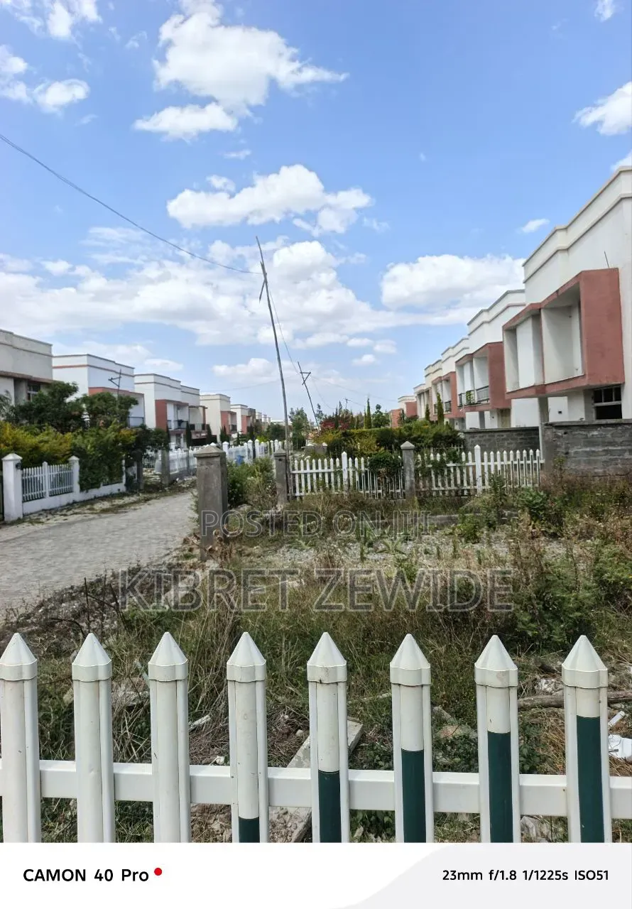 6bdrm Farm House in Kibert Zewdie, Yeka for sale