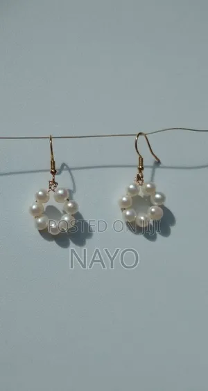 Simple Pearl Earring