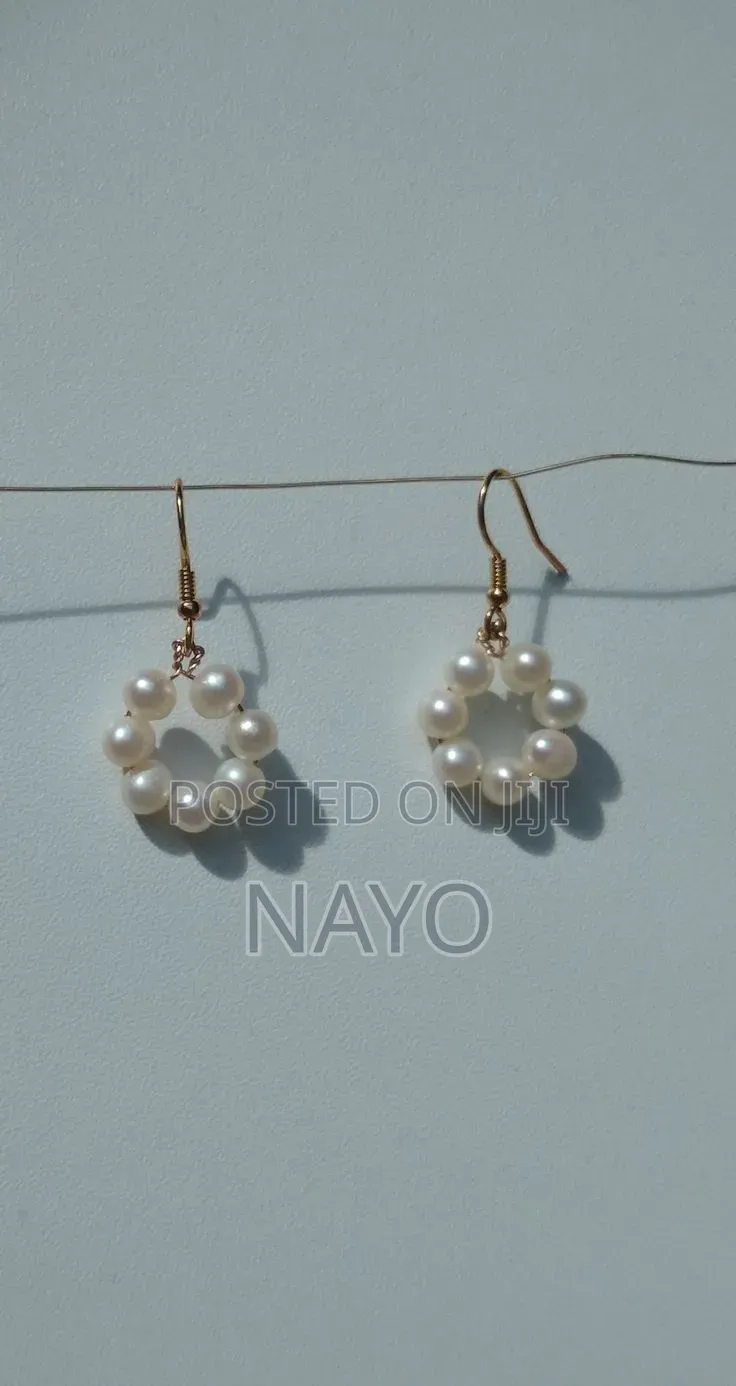 Simple Pearl Earring