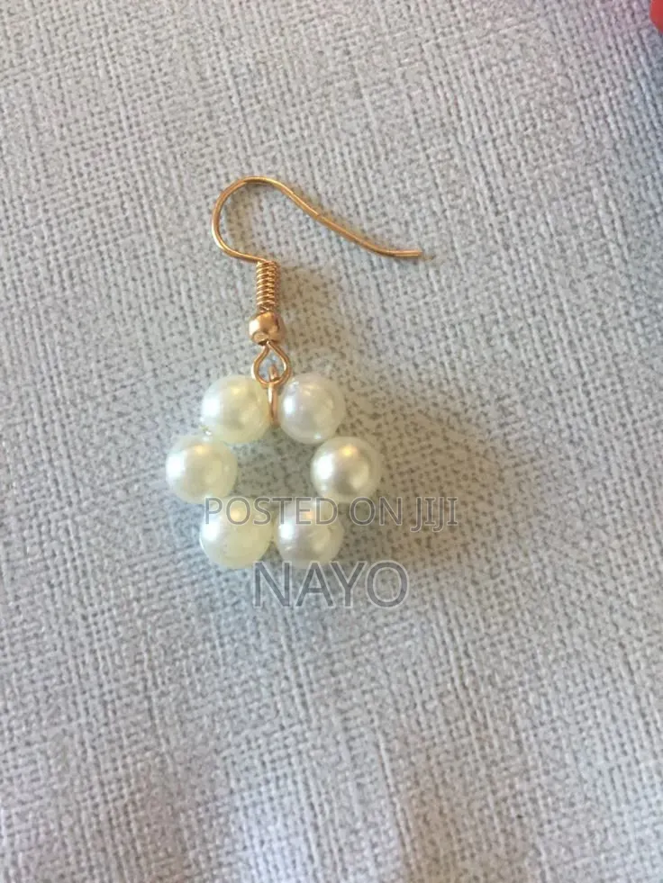 Simple Pearl Earring