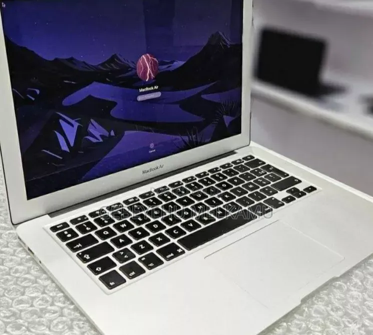 New Laptop Apple MacBook Pro 2017 8GB Intel Core i7 SSD 512GB