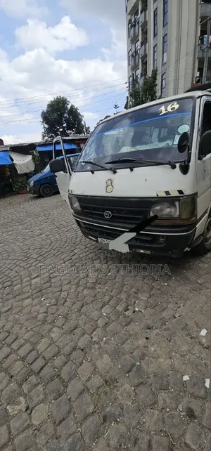Toyota HiAce 2004 White
