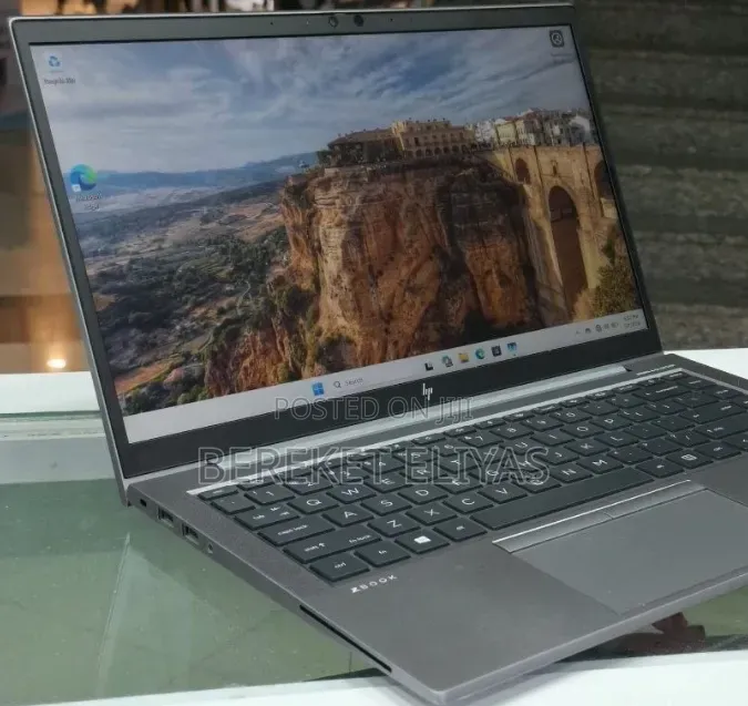 New Laptop HP ZBook Firefly 14 G7 16GB Intel Core i7 SSD 512GB