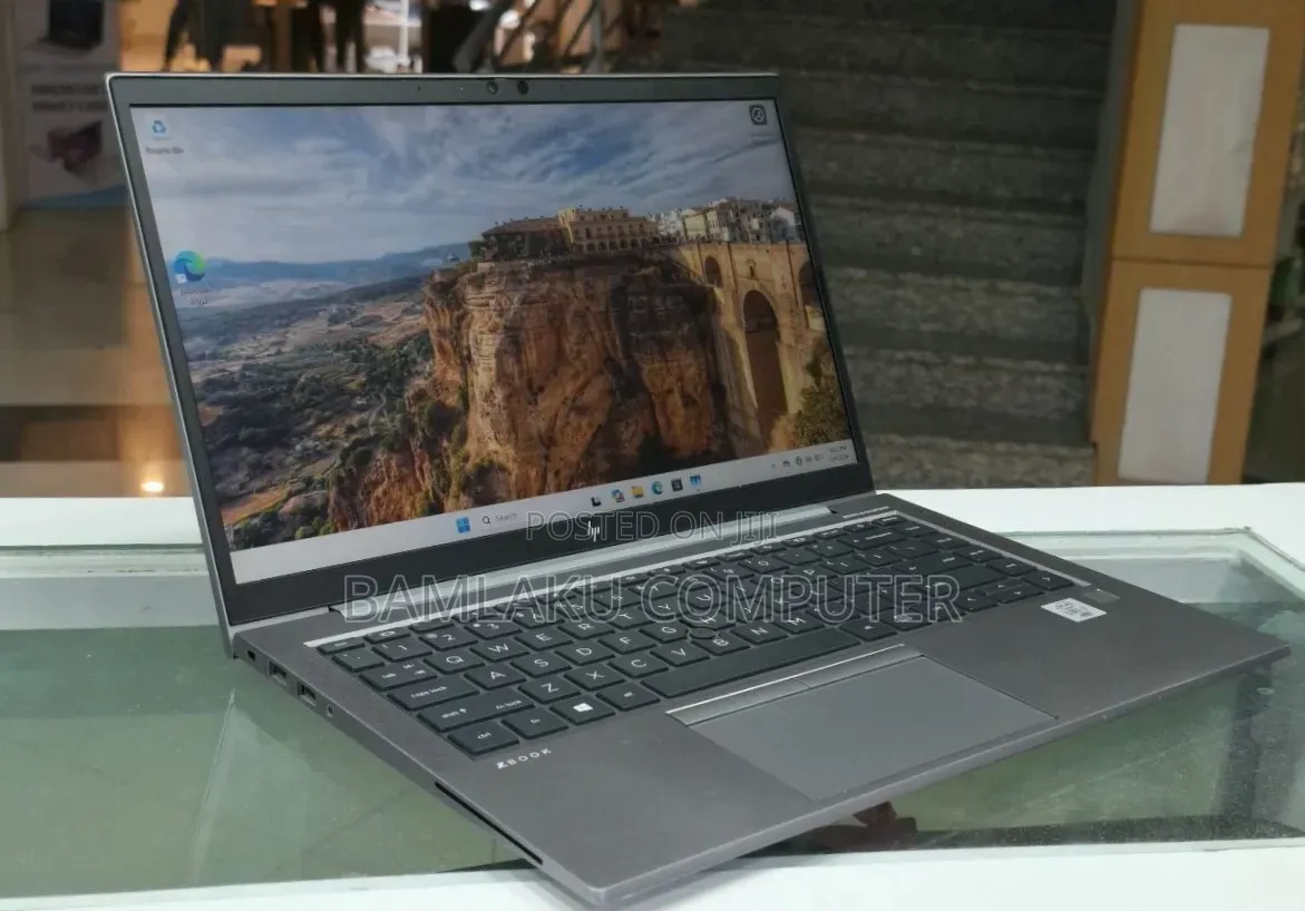 New Laptop HP ZBook Firefly 14 G7 16GB Intel Core i7 SSD 512GB