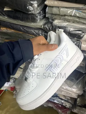 Classic Nike Air Force 1 (All-Whit)