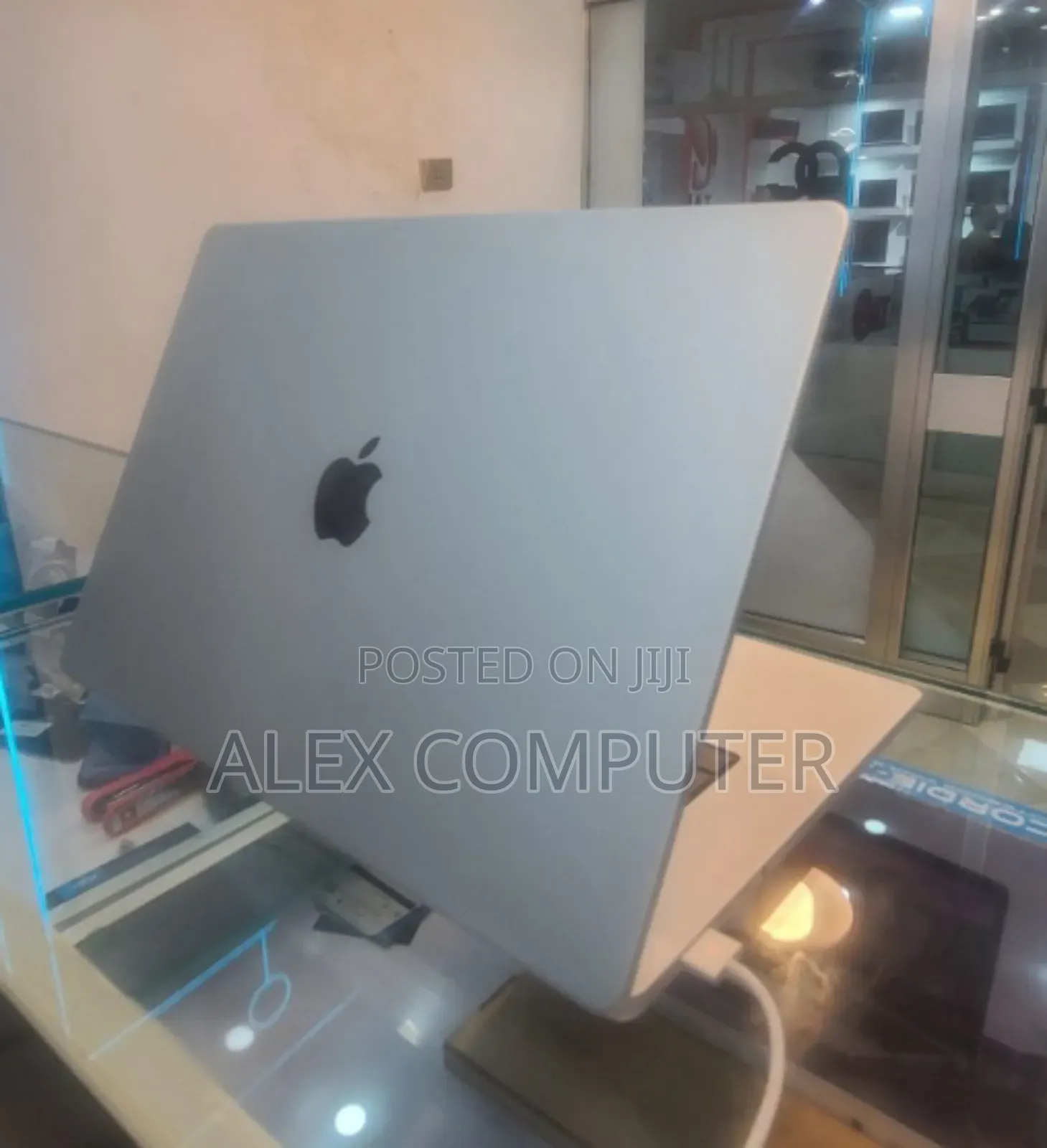 New Laptop Apple MacBook Pro 32GB Apple M1 Max SSD 1T