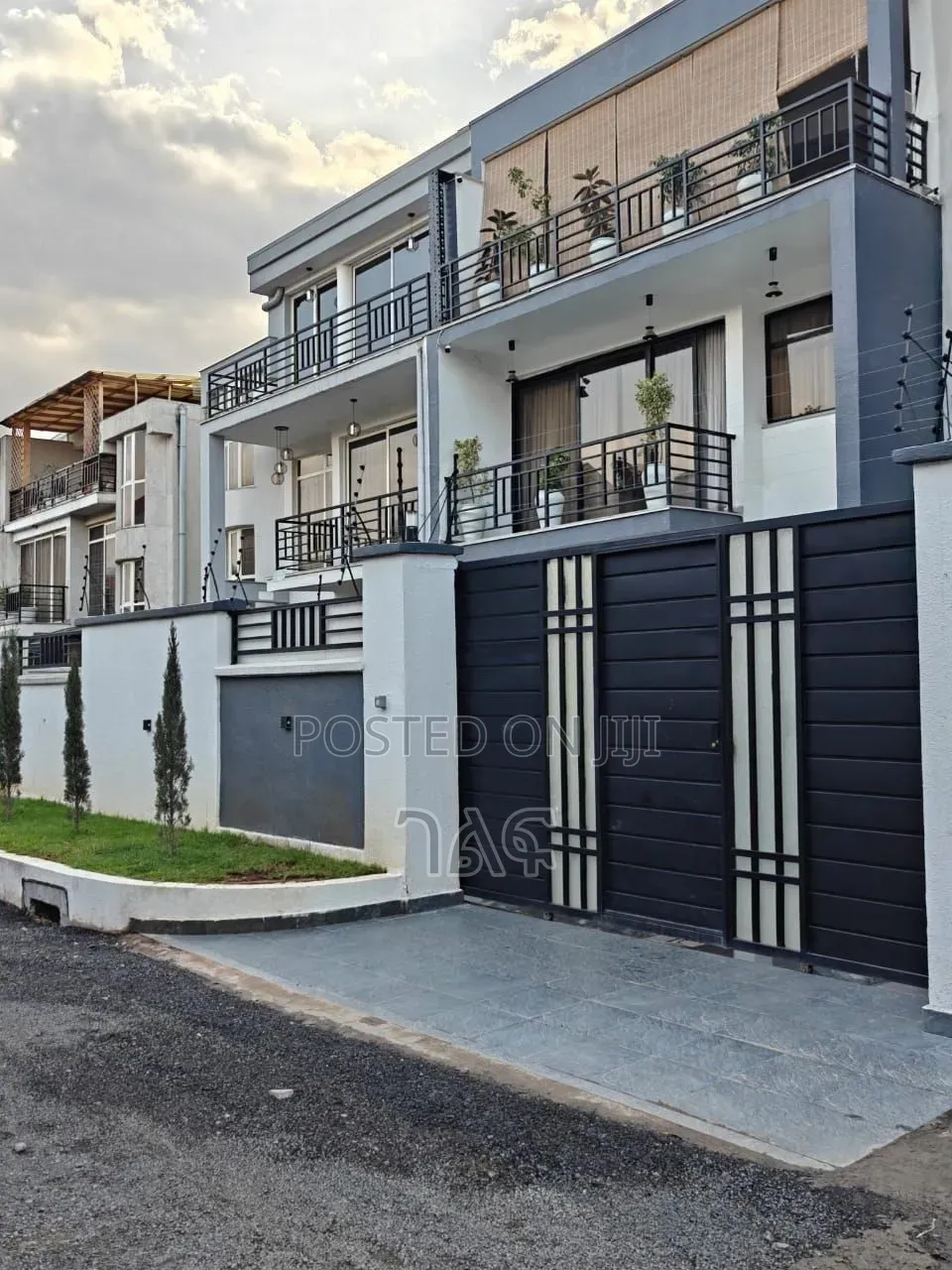 7bdrm House in 204 ካሬ G+2 አያት ሲሜክስ, Bole for sale