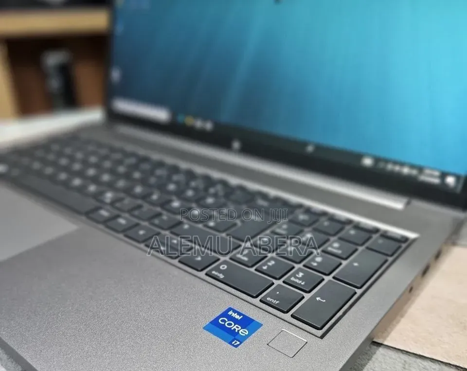 New Laptop HP ZBook Firefly G8 32GB Intel Core i7 SSD 512GB