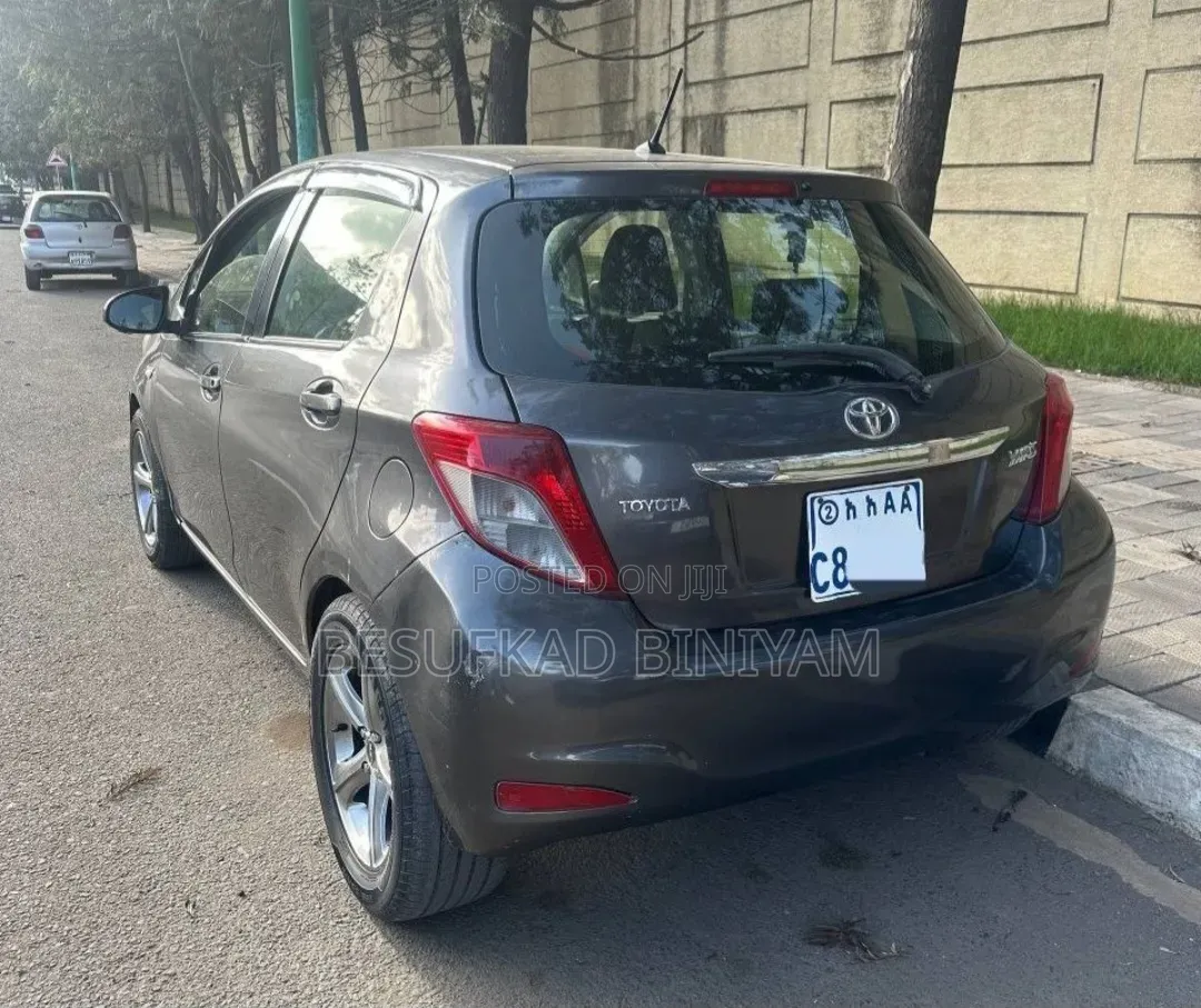 Toyota Yaris 2012 Gray